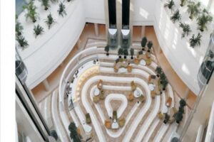 Widok z góry nowoczesnego atrium z koncentrycznymi ścieżkami i roślinami. - Metamar