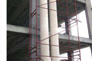 Budowa z betonowymi stropami i czerwoną stalową konstrukcją - Metamar