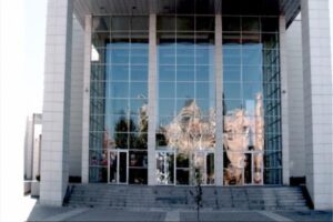 Nowoczesny budynek z dużymi szklanymiwitrynami. Metamar