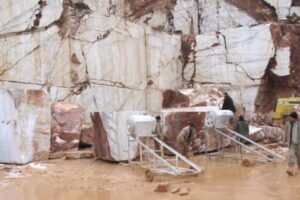 Kamieniołom marmuru z maszynami i pracownikami - Metamar