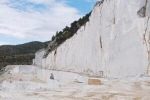 Kamieniołom marmuru z białymi ścianami skalny