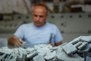 Pracownik w niebieskiej koszulce przy pracach rzemieślniczych - Metamar