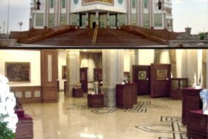 Wnętrze muzeum z marmurową podłogą, ścianami z dziełami sztuki i widokiem na świątynię - Metamar