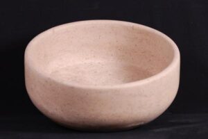 Beżowa miska ceramiczna z wyoblonymi ściankami na czarnym tle - Metamar