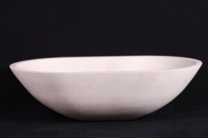 Biała ceramiczna miska na czarnym tle - Metamar