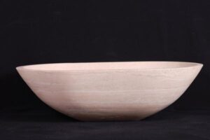 Beżowa miska z naturalnym wzorem, szerokie płytkie naczynie na czarnym tle - Metamar