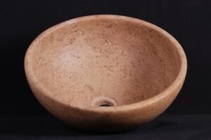 Beżowa miska kamienita z otworem, na czarnym tle - Metamar