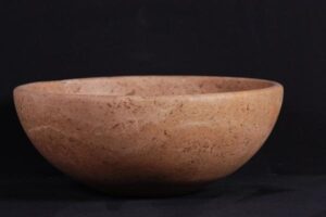 Ceramiczna miska o barwie terrakoty na czarnym tle - Metamar