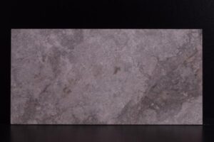 Szara płyta z pęknięciami i przebarwieniami - Metamar