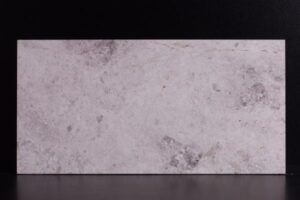 Szara płyta betonowa z naturalnymi plamami i teksturą.