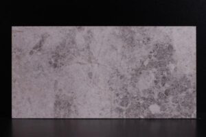 Szara płytka z teksturą betonu i plamami. - Metamar