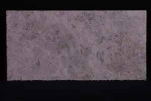 Szara płyta kamienia z naturalnymi pęknięciami - Metamar