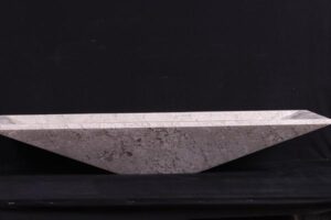 Betonowa miska o wydłużonym kształcie na czarnym tle - Metamar