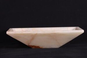 Marmurowa miska w kształcie łodzi, jasnocześniowa z czerwonymi żyłkami - Metamar