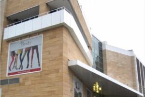 Nowoczesny budynek z cegły, balkon, plakat artystyczny - Metamar