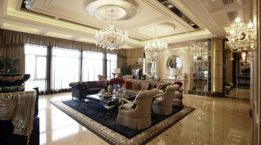 Luksusowy salon z żyrandolami, beżowymi meblami i marmurową podłogą - Metamar