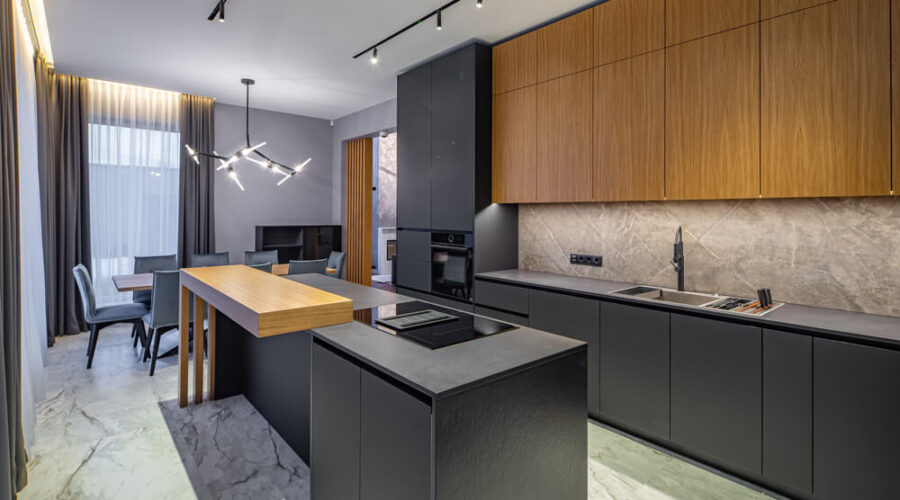 Nowoczesna kuchnia z wyspa, czarnymi szafkami i drewnianymi frontami - Metamar