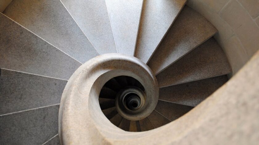 Spiralne schody betonowe widziane z góry - Metamar