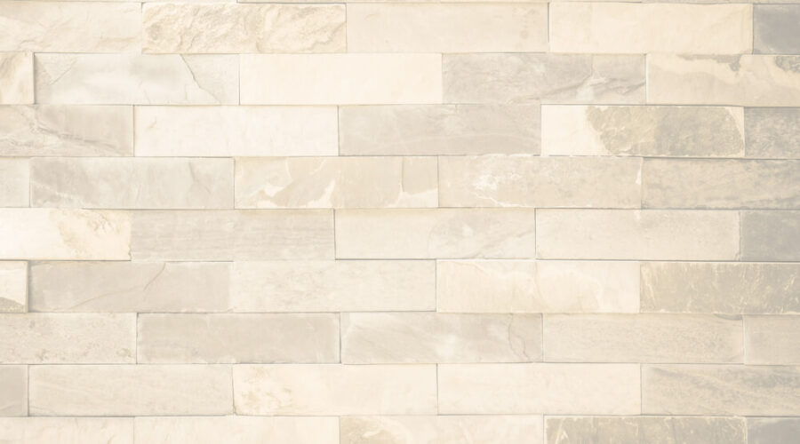Płytki marmurowe w układzie cegły, beżowo-szare odcienie