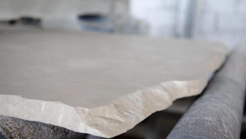 Zbliżenie na falistą białą kartkę papieru na szarym tle - Metamar